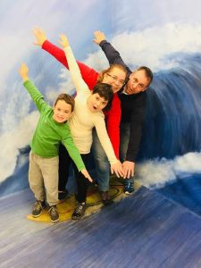 szörfözik a család